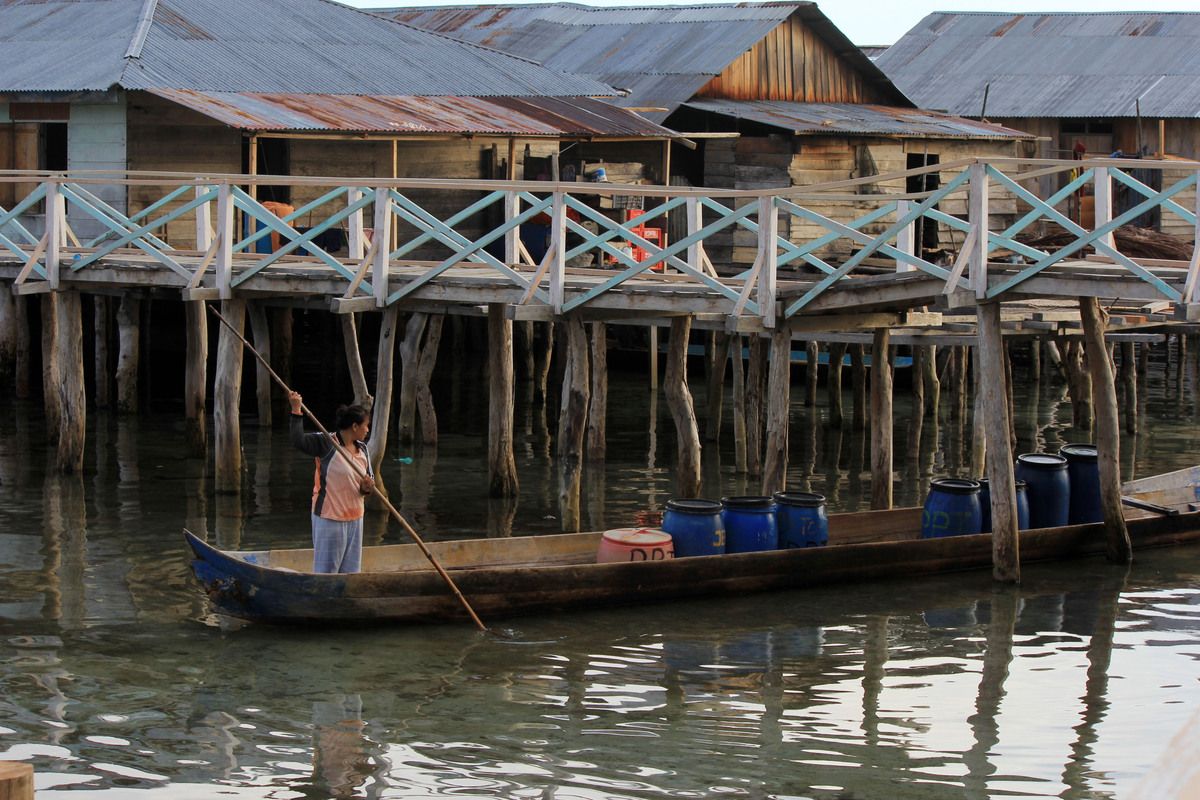 Saat perkampungan Suku bajau yang berada di tengah laut mengalami krisis air, kaum wanita yang mencari sumber air bersih di daratan Pulau sulawesi dengan membawa drum plastik yang dibawa dengan perahu.