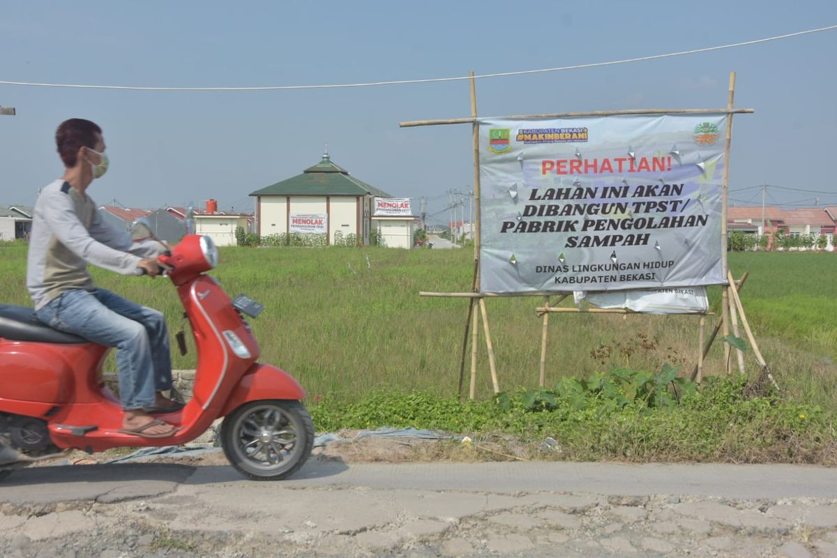Spanduk penolakan warga Perumahan Taman Kertamukti Residence, Kecamatan Cibitung, Kabupaten Bekasi, terhadap pembangunan Tempat Pengolahan Sampah Terpadu (TPST) berbasis teknologi refuse-derived fuel (RDF). Sisi selatan TPST hanya berjarak 159 meter dari rumah warga.