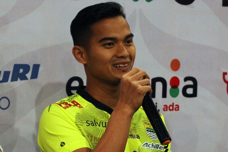 Dhika Bayangkara diperkenalkan sebagai kiper baru Persib Bandung, di Graha Persib, Kota Bandung, Selasa (27/8/2019).(KOMPAS.com/SEPTIAN NUGRAHA)