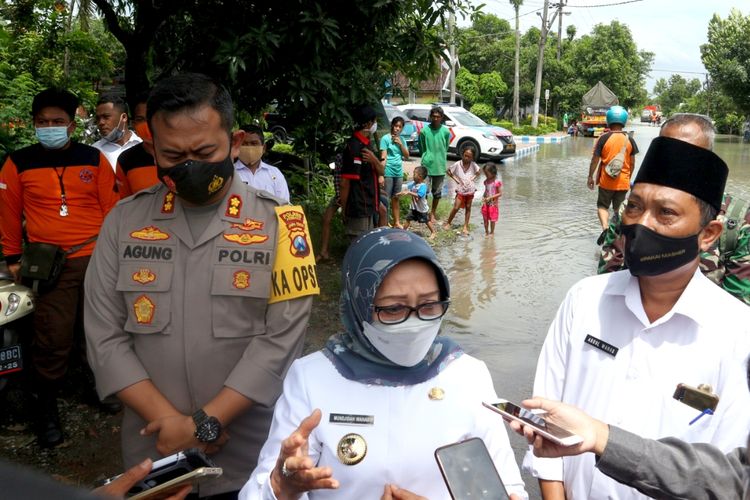 Bupati Jombang Mundjidah saat meninjau lokasi banjir di Dusun Beluk, Desa Jombok, Kecamatan Kesamben, Kabupaten Jombang, Jawa Timur, Rabu (13/1/2021).