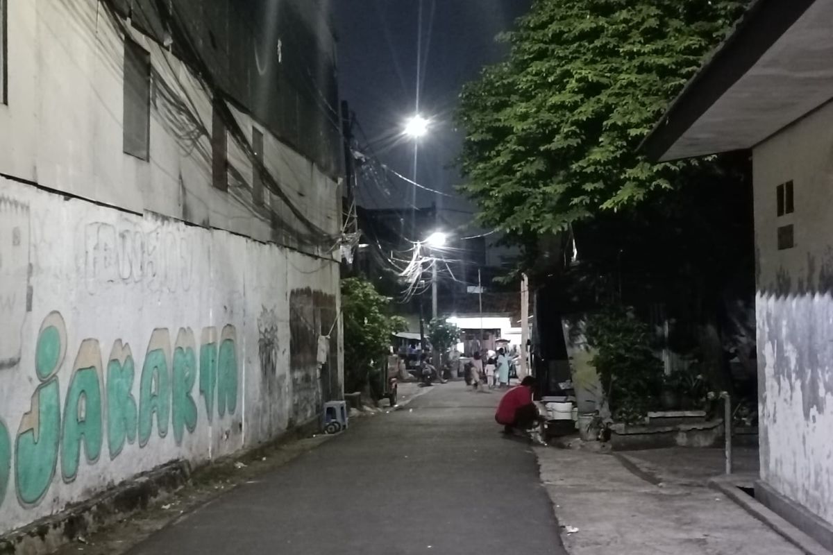 Kawasan Asrama Leoni Blok C di pinggir Jalan Bekasi Timur IV, Cipinang Besar Utara, Jatinegara, Jakarta Timur, Minggu (11/6/2023).