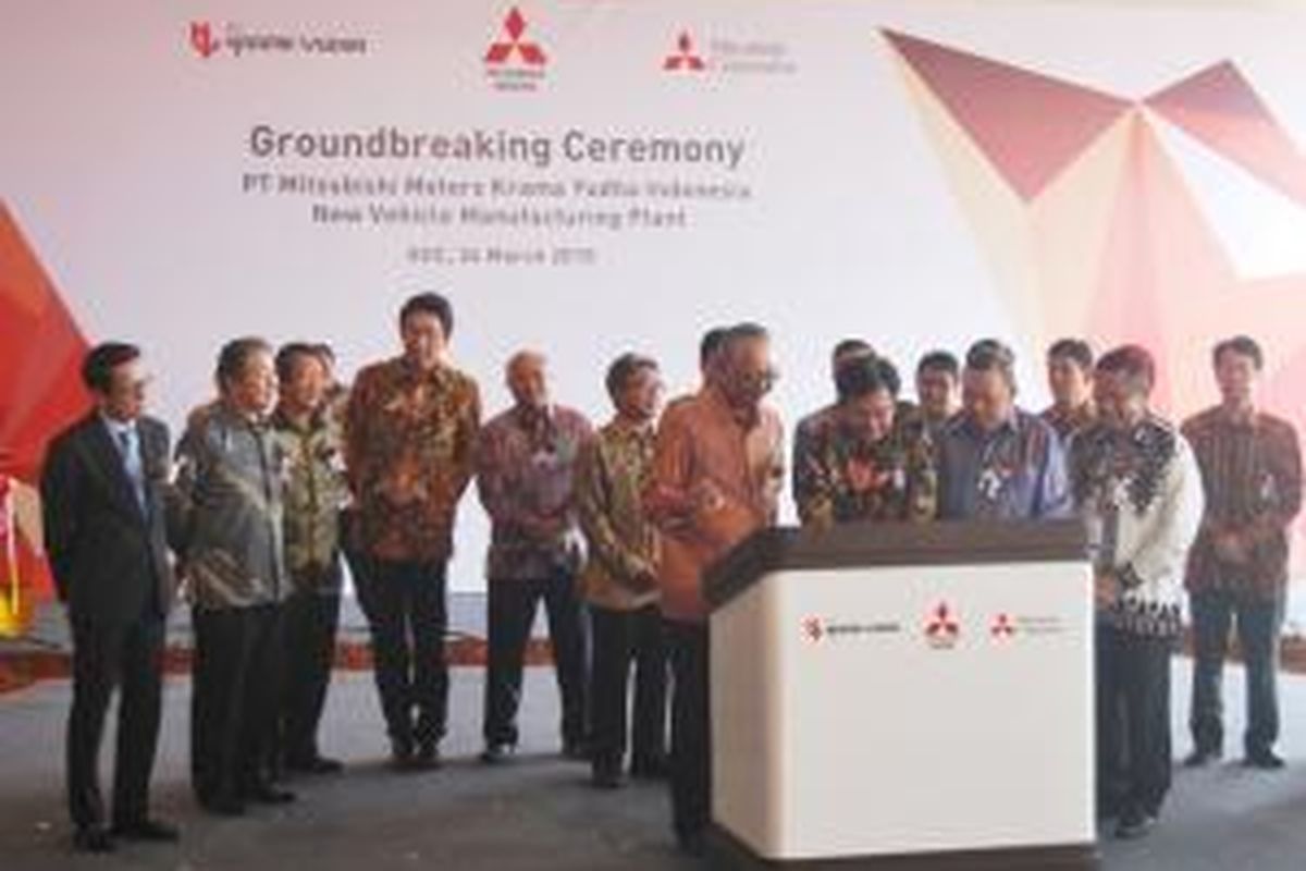 Menteri Perindustrian Saleh Husin (paling kanan) bersama Toru Moriyama, Executive VP Regional CEO Asia & Oceania Mitsubishi Corporation (kiri) menyaksikan penandatanganan MoU antara Eka Rasja Putra Said, Presiden Komisaris PT Krama Yudha (kedua dari kanan) dan Chairman of The Board & CEO Mitshubishi Motors Corp. Osamu Masuko (kedua dari kiri) dalam Ground Breaking pabrik terbaru Mitsubishi Motors Krama Yudha Indonesia (MMKI) di Greenland International Industrial Center (GIIC) Kota Deltamas, Selasa (24/3/2015).