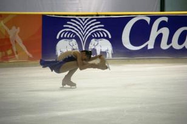 Aurelia Nathania Luvena saat beraksi di arena ice skating.