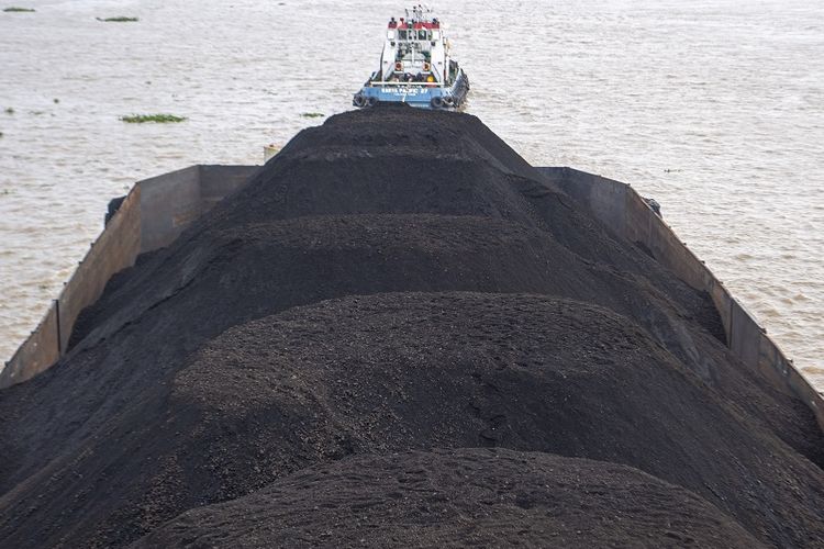 A tugboat on the Music River in Palembang, South Sumatra Province hauls a cargo of coal on Monday, (15/2/2021). . ANTARA FOTO/Nova Wahyudi/rwa.
