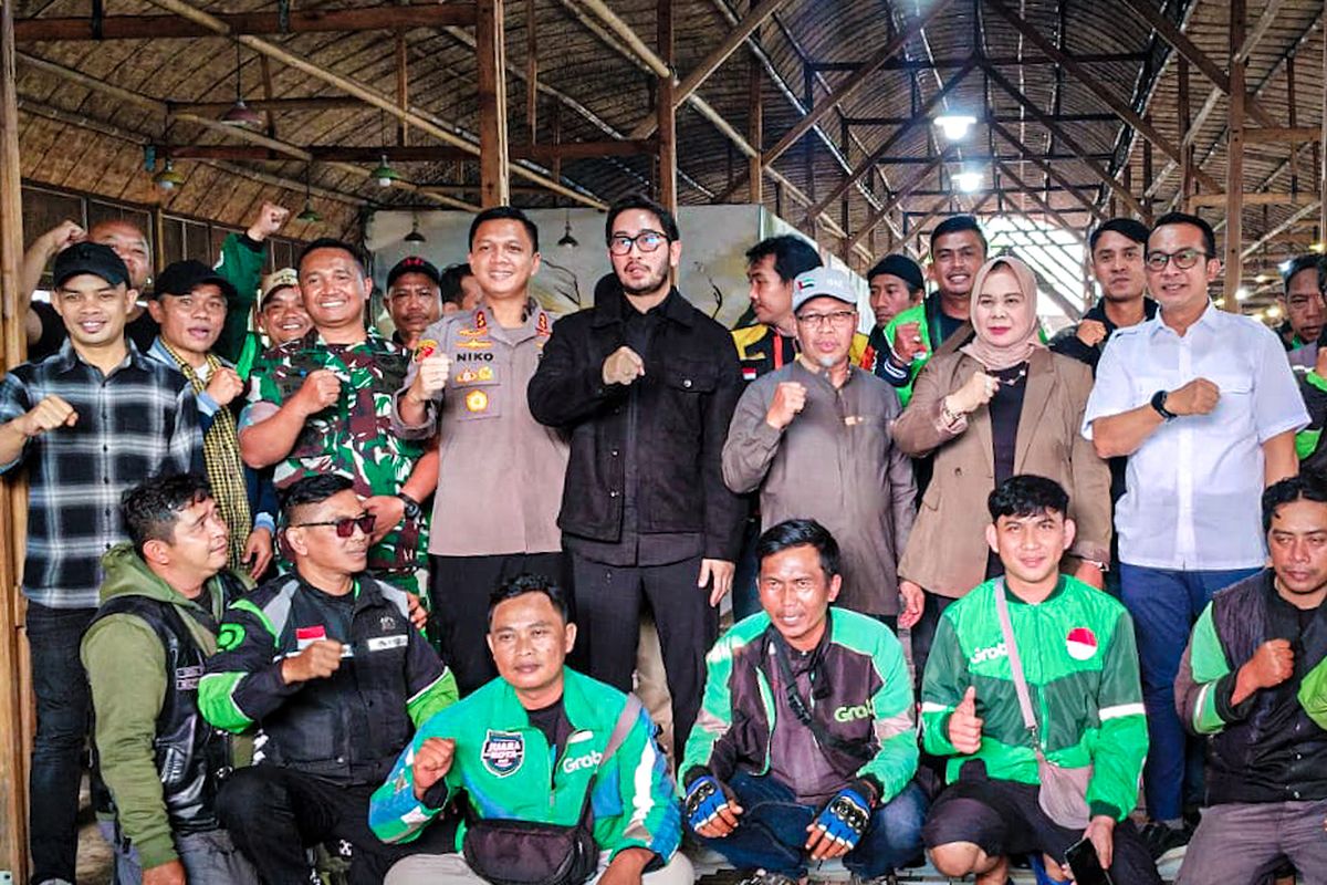 Bupati Bandung Barat Jeje Ritchie Ismail temui driver ojek online (ojol) dan tokoh masyarakat untuk meredam gejolak unjuk rasa yang direncanakan digelar hari ini, Senin (1/9/2025).