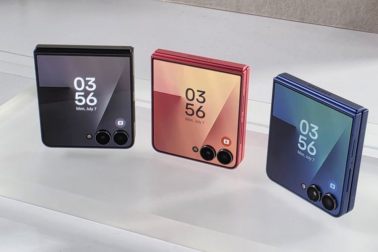 Di layar bagian depan terdapat dua kamera yaitu kamera utama 50 MP dan kamera pendamping 12 MP. Sementara di bagian dalam terdapat kamera selfie 10 MP.
