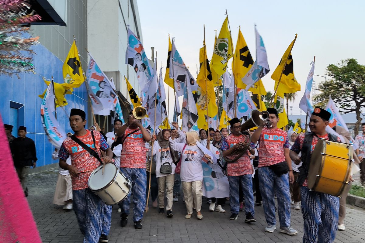 Debat Pilkada Jakarta, Hanya Bendera Partai Golkar dan Gerindra yang Sambut Ridwan Kamil-Suswono