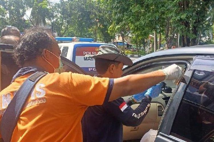 Anggota Tim Inafis Polrestabes Surabaya dan Polsek Gubeng melakukan olah tempat kejadian perkara (TKP) serta visum luar terhadap jasad HAB (26) dan QV (23). Keduanya ditemukan tewas di dalam mobil yang terparkir di tengah jalan Ngagel Jaya Utara, Gubeng, Surabaya, Jawa Timur, pada Selasa (1/4/2025). 