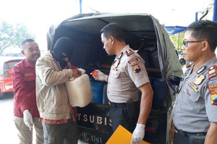 Sebanyak 700 liter tuak khas Medan dalam kemasan puluhan jerigen diamankan oleh jajaran Polres Semarang dari sebuah mobil pick up di daerah Sumowono, Kabupaten Semarang akhir April lalu. Produsen sekaligus distributor tuak medan tersebut adalah Ramot Simangunsong (42) bin Abner Simangunsong, warga Ambarawa.