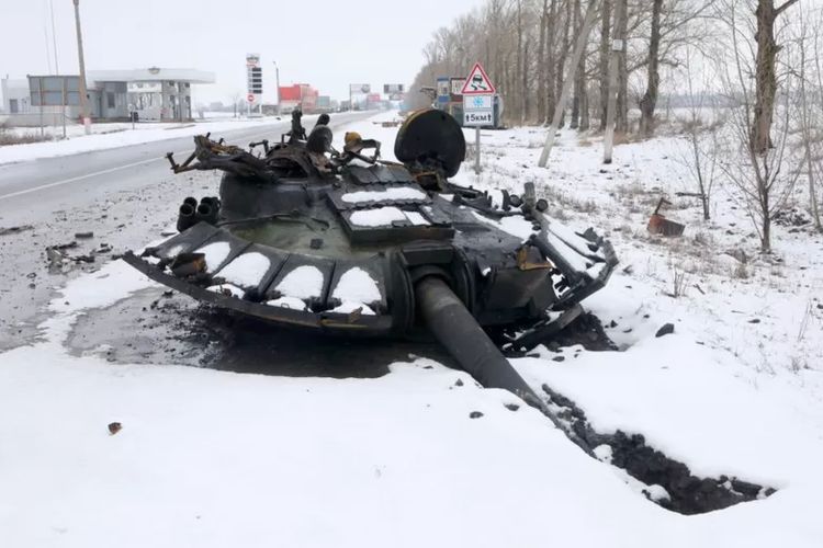 Bagian atas sebuah tank hancur dekat Kharkiv, Ukraina. Negara-negara Barat telah memasok senjata anti-tank ke Ukraina.