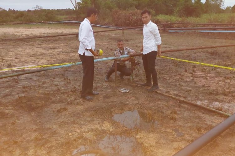 Petugas kepolisian Polres Siak melakukan olah TKP pada kasus ledakan pipa sumur minyak PT BSP yang menewaskan seorang pekerja, di Kabupaten Siak, Riau, Senin (30/1/2023).