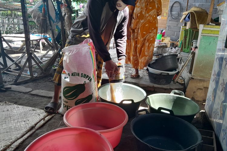 Foto: Proses pembuatan rengginang hitam di rumah warga.