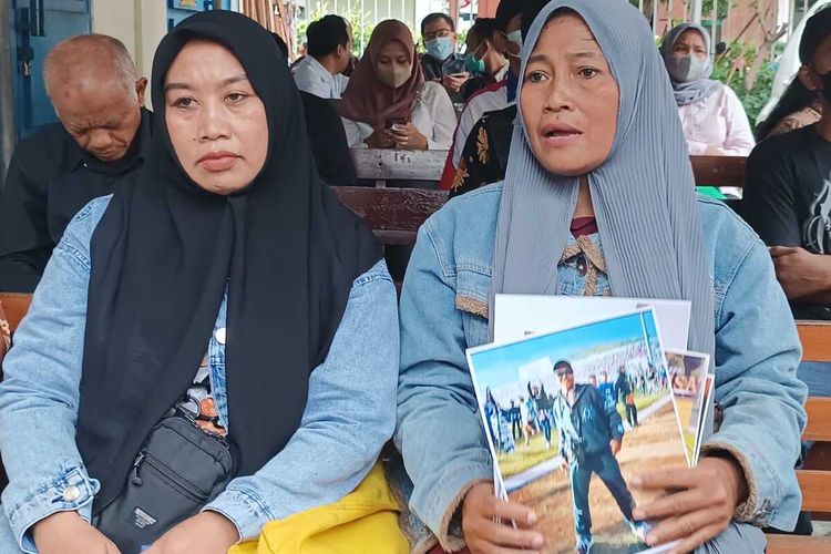 Juwariyah (kiri) didampingi keluarga korban kerusuhan kanjuruhan lainnya di PN Surabaya, Senin (16/1/2022).