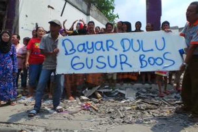 Warga Kampung Pulo melakukan unjuk rasa terkait kabar relokasi untuk normalisasi sungai Ciliwung. Senin (1/9/2014).