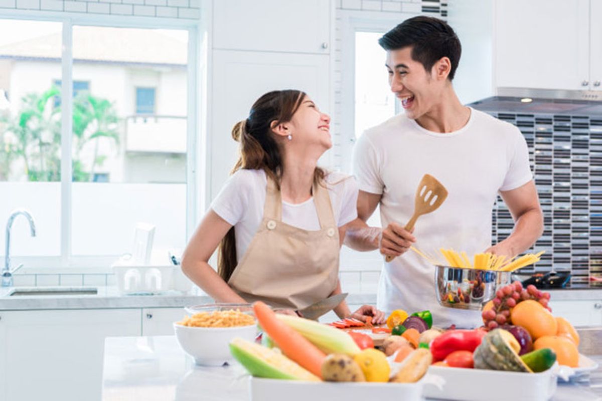 Ilustrasi pasangan makan sehat untuk penuhi nutrisi