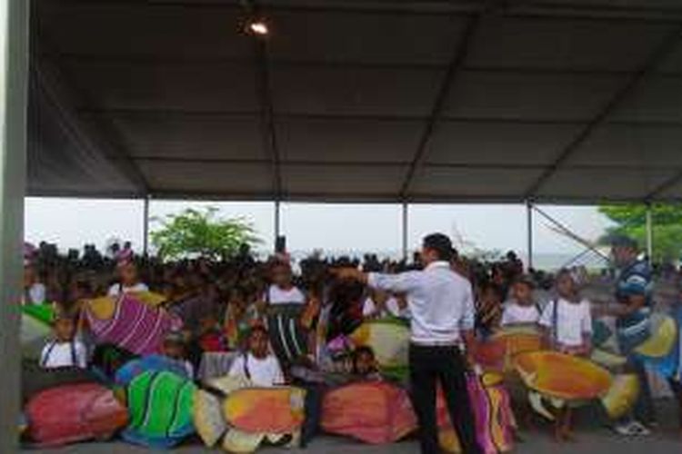 Anak-anak sekolah di Lembata bersiap untuk atraksi pembukaan Hari Nusantara 2016 di Pelabuhan Lewoleba, Lembata, NTT, Selasa (13/12/2016).