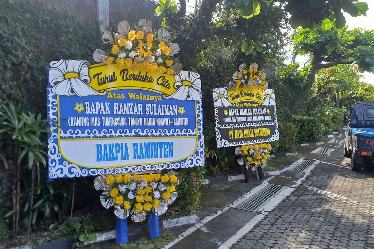 karangan bunga ucapan belasungkawa di PUKJ, Kamis (24/4/2025)
