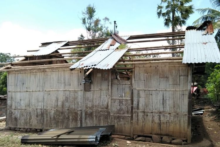 Hujan lebat disertai angin kencang pada Sabtu (30/10/2021) menyebabkan rumah warga Kampung Blatat Desa Tanaduen di Kecamatan Kangae, Sikka, NTT mengalami kerusakan