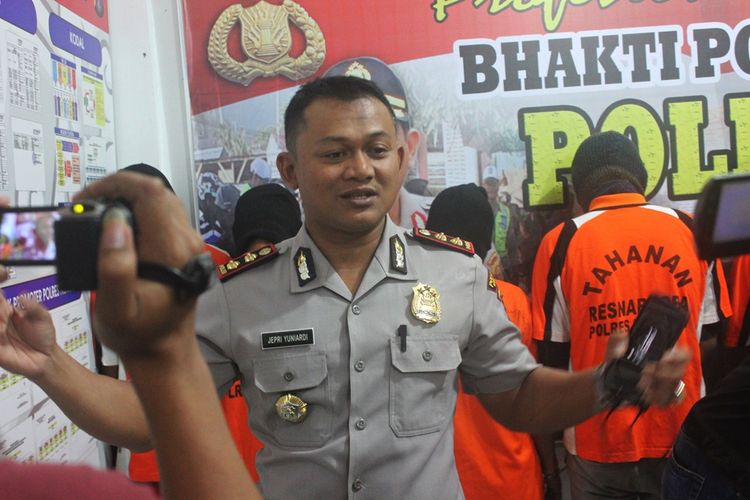 Kapolres Nunukan AKBP Jepri Yunardi, 3 anggota Polres Nunukan yang terlibat penjualan narkoba, desersi hingga menjalin hubungan asmara terlarang diusulkan untuk diberhentikan secara tidak hormat. 