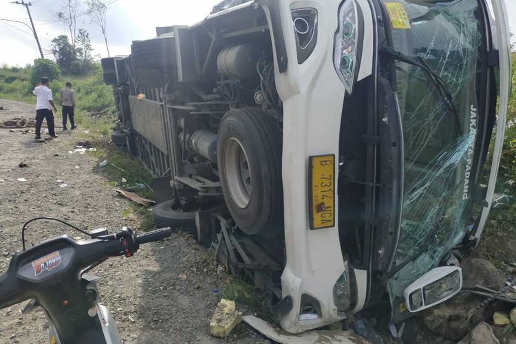 Bus Batara Yudha tujuan Jakarta-Padang yang mengalami kecelakaan di Jalur Lintas Timur (Jalintim) Palembang Jambi, tepatnya di tukungan Harmoko, Desa Senawar Jaya, Kecamatan Bayung, Lencir Kabupaten Musi Banyuasin (Muba), Sumatera Selatan, akibat kecelakaan tersebut empat orang penumpang Kamis (27/5/2021)