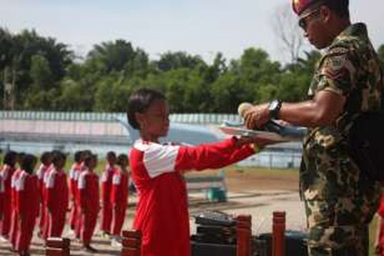  Marwa Arung Armadani, pembawa baki bendera paskibra cilik Kabupaten Nunukan dalam latihan upacara bendera. Tahun ini dalam memperingati Upacara  HUT RI ke 71 di Nunukan,   semua pelaksana kegiatan adalah anak anak siswa  sekolah dasar.