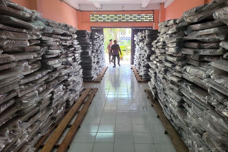 Sejumlah logistik pemilu mulai memenuhi gudang yang disewa KPU Nunukan, Kaltara. Kondisi gudang yang sempit, disorot Bawaslu, dikhawatirkan berpotensi terjadi kendala tekhnis perakitan dan lainnya