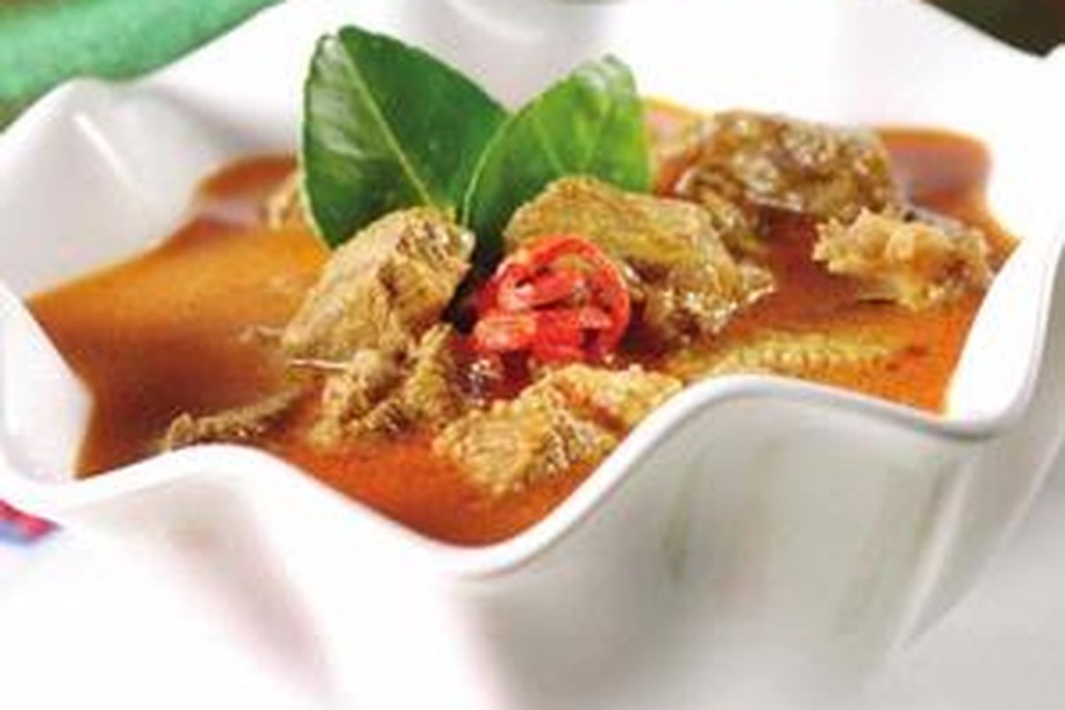 Musuh utama kita saat bersantap di rumah makan padang adalah santan yang merupakan sumber lemak jenuh. 