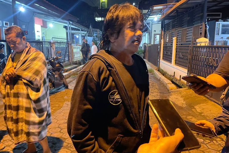 Dion (59) tetangga korban pembacokan mantan ketua Komisi Yudisial (KY) beserta Putri nya Rahmi Dwi Utami (22) yang mengalami peristiwa pembacokan di kediamannya di di Komplek GBA 2 blok F no. 2 dan blok F-29, Kecamatan Bojongsoang, Kabupaten Bandung, Jawa Barat pada Jumat (28/3/2023).