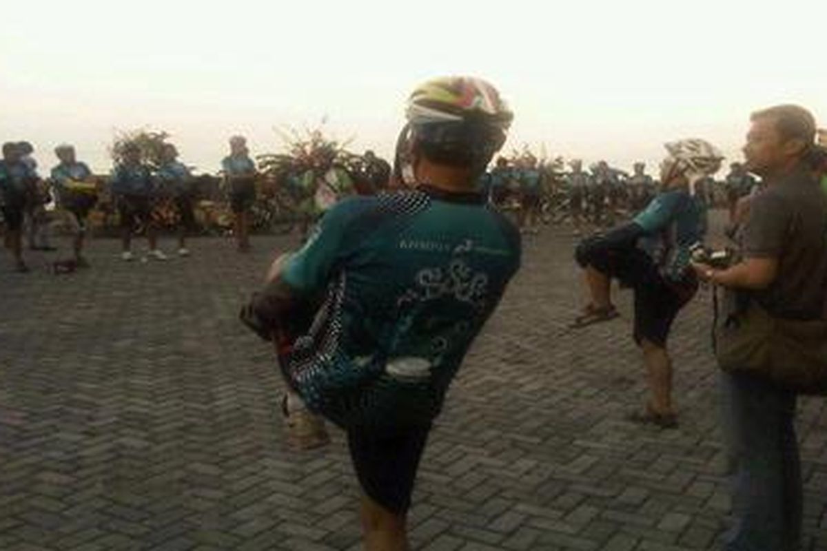 Peserta Kompas Bali Bike 2012, Sabtu (15/9/2012) pukul 06.45 Wita melakukan pemanasan di Pantai Candidasa, Kabupaten Karangasem, Bali. Hal itu dilakukan sebelum mereka menjalani etape kedua sejauh 68 kilometer menuju Danau Batur. Pada etape pertama kemarin peserta menempuh perjalanan 102 km dari Nua Dua hingga Candidasa.   