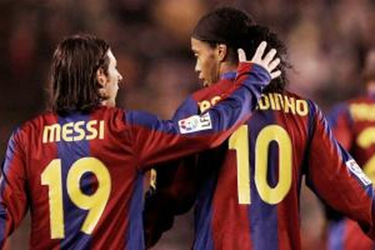 Lionel Messi dan Ronaldinho saat masih sama-sama membela Barcelona.