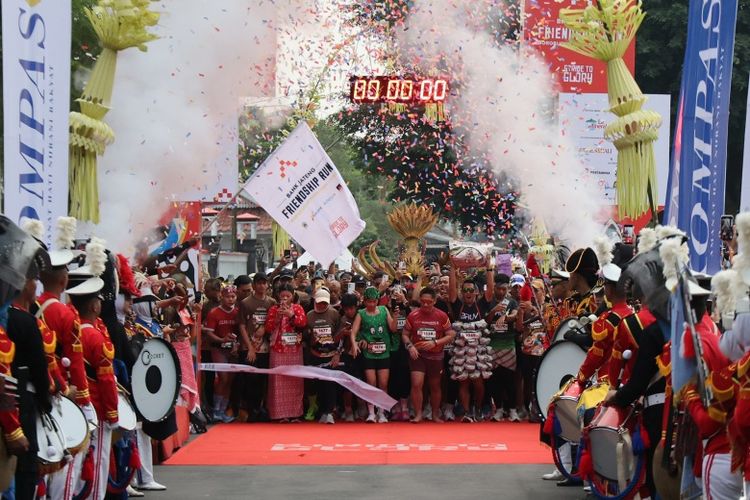 Ajang Bank Jateng Friendship Run (BJFR) 2025 diikuti 1.000 pelari. Hadirkan keindahan Kota Purwokerto dan produk-produk UMKM lokal. 