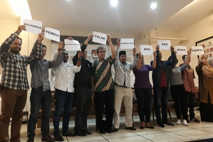 Koalisi Masyarakat Menolak Kriminalisasi Anggota KPU usai konferensi pers di kantor KPU, Menteng, Jakarta Pusat, Rabu (30/1/2019).