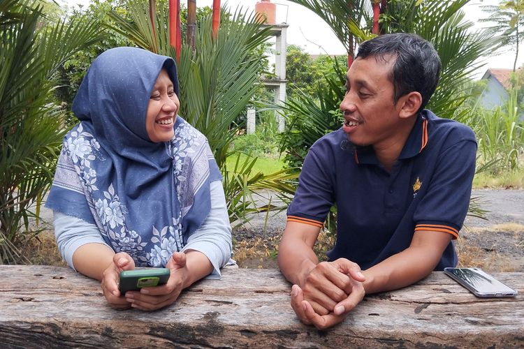 Sri Wulandari dan Syam Al Anshori, suaminya. Sri Wulandari, perempuan asal Kabupaten Kediri, Jawa Timur, ini adalah salah satu potret wanita pekerja sekaligus ibu rumah tangga.