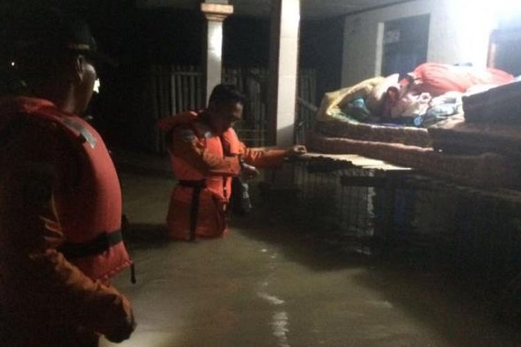 Petugas Basarnas tengah memantau lokasi banjir di Brebes, Jumat (17/2/2017) dini hari.