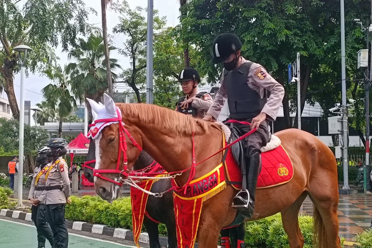 Detasemen Turangga Mabes Polri menjaga keamanan kegiatan car free day (CFD) atau Hari Bebas Kendaraan Bermotor (HBKB) di Bundaran HI, Jakarta Pusat, Minggu (17/3/2024).