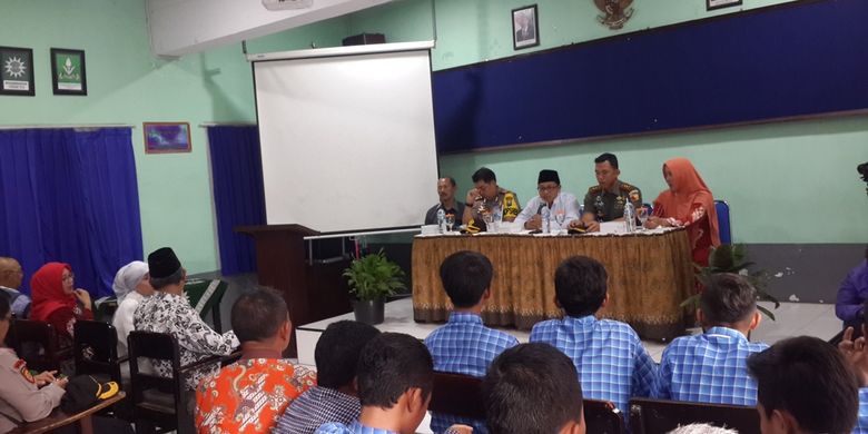 Wali Kota Malang Sutiaji bersama jajaran Forkopimda Kota Malang saat menemui siswa korban pemukulan di SMK Muhammadiyah 2 Kota Malang, Jumat (18/10/2019)