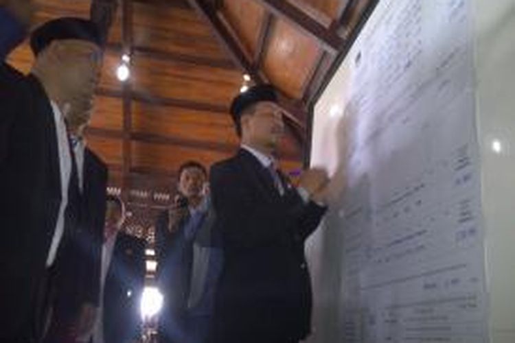 Anggota KPU menandatangani hasil rekapitulasi suara usai rapat pleno rekapitulasi di KPU Kabupaten Malang, Rabu (4/9/2013) di pendapa Kabupaten Malang.