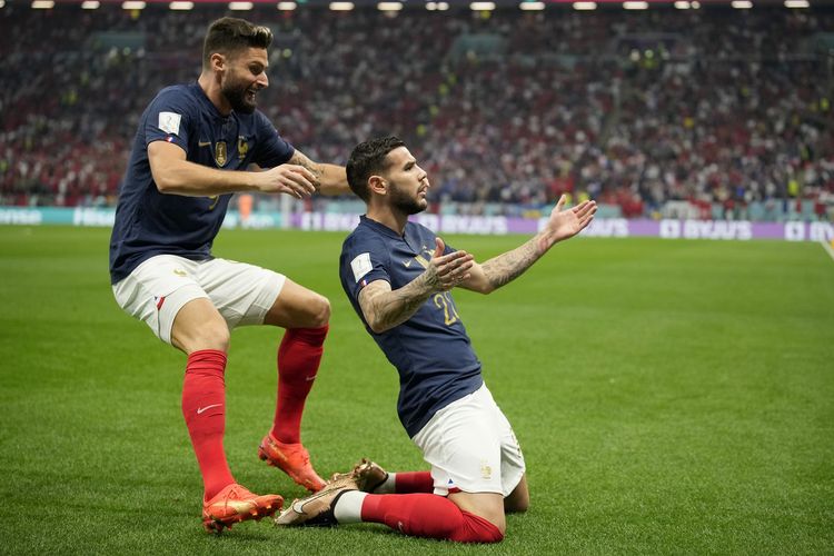 Theo Hernandez (kanan) merayakan gol bersama Olivier Giroud (kiri) setelah mencetak gol dalam pertandingan semifinal Piala Dunia 2022 Perancis vs Maroko di Stadion Al Bayt, Kota Al Khor, Qatar, Rabu (14/12/2022).