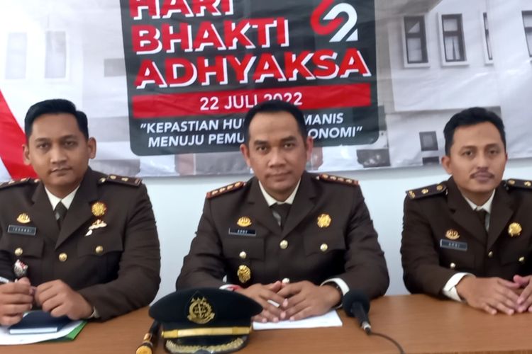 Kepala Kejaksaan Negeri Purworejo saat memberikan keterangan pers terhadap Penetapan tersangka Direktur PDAU Purworejo  kepada media pada Jumat (22/7/2022)