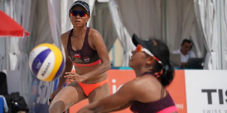 Pasangan Indonesia Yokebed Purari Eka (belakang)/Desi Ratnasari saat bertanding melawan pasangan Jepang Azusa Futami/Akiko Hasegawa dalam babak penyisihan grup C cabang voli pantai Asian Games 2018 di Arena Voli Pantai, Jakabaring, Palembang, Sumatera Selatan, Selasa (21/8/2018).