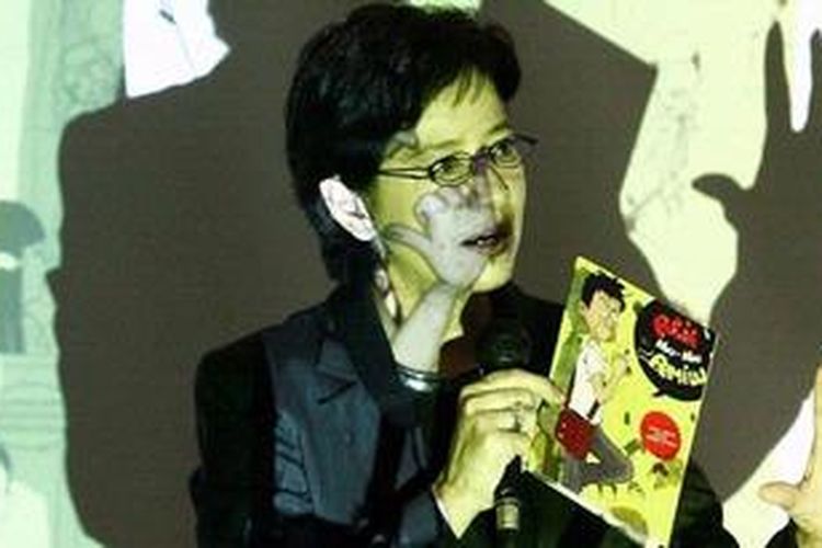 Artis dan calon anggota legislatif dari Partai Golkar Nurul Arifin meluncurkan komik politik untuk pemilih pemula di Hotel Kartika Chandra, Jakarta, Selasa (18/11). Peluncuran buku dilanjutkan dengan diskusi membahas tentang pemilih pemula yang belum diperhatikan. Kompas/Totok Wijayanto (TOK) 18-11-2008