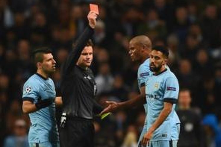 Bek Manchester City, Gael Clichy, saat diberi kartu merah pada laga 16 besar Liga Champions, di Stadion Etihad, Selasa (24/2/2015). 