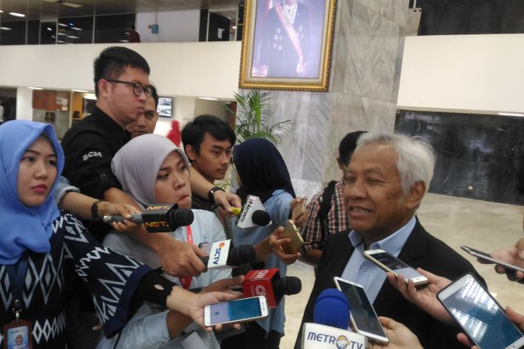 Wakil Ketua DPR RI Agus Hermanto memberikan pernyataan kepada jurnalis di kompleks parlemen, Jakarta, Rabu (28/11/2018). 
