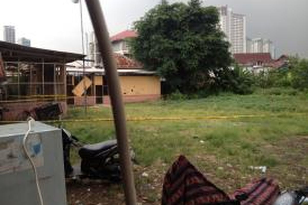Lapangan kosong dekat rumah salah satu korban ledakan bom di Tanah Abang, Jakarta Pusat, Kamis (9/4/2015) masih dijaga ketat oleh polisi.
