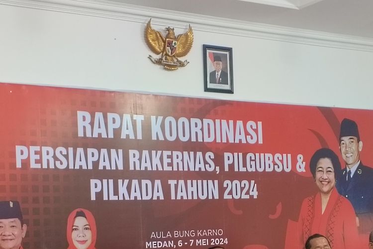 Penampakan foto Presiden Jokowi tidak dipasang saat proses penyerahan formulir bakal calon gubernur Sumut di DPD PDIP Sumut, Senin (6/5/2024) 