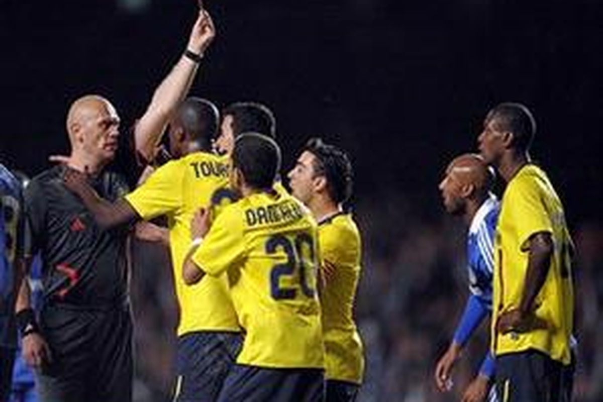 Para pemain Barcelona memprotes wasit Tom Henning Ovredo karena dia dianggap terlalu berlebihan memberi kartu merah kepada Eric Abidal.