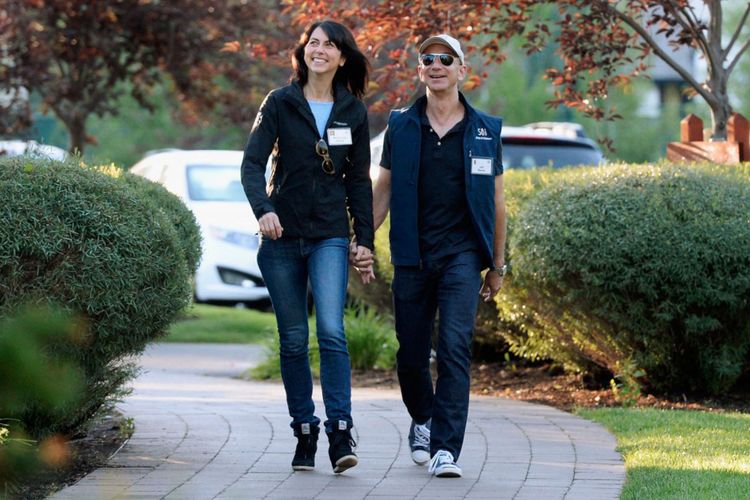Jeff Bezos bersama mantan istrinya, MacKenzie. Orang terkaya di dunia itu mengenakan sepatu Converse Jack Purcell Low-Top