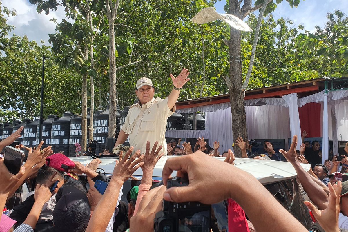 Menteri Pertahanan Prabowo Subianto saat membagi kaos di Kalurahan Banyusoco Kapanewon Playen, Gunungkidul. Senin (3/6/2024)