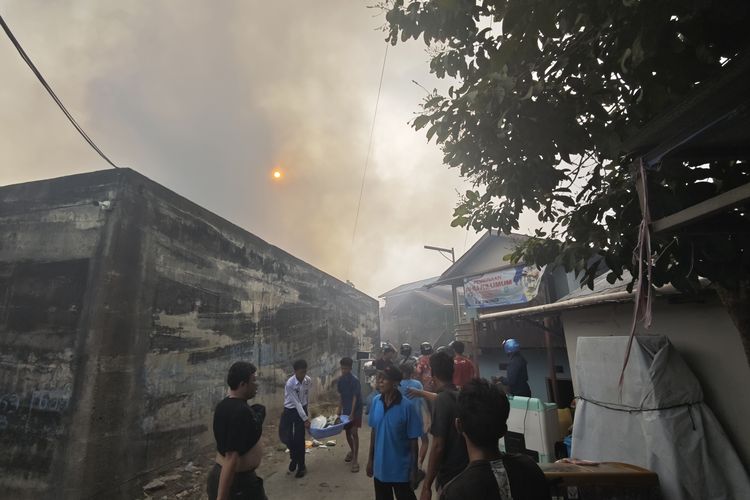 Kebakaran di Jalan Wolter Monginsidi Samarinda, Warga Berhamburan Selamatkan Anak dan Harta Benda