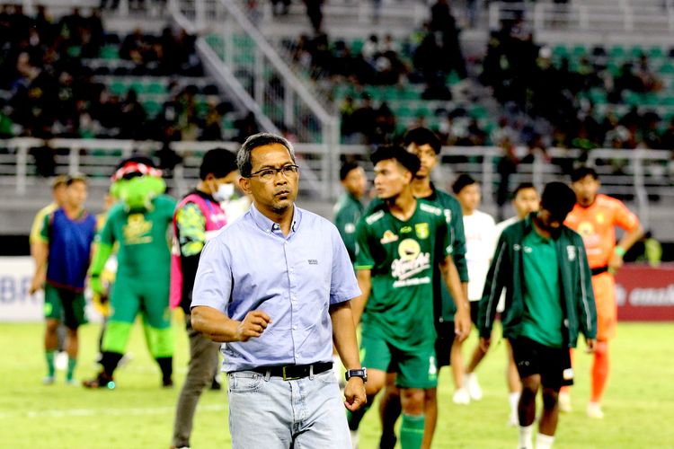 Pelatih Persebaya Surabaya Aji Santoso seusai pertandingan pekan 4 Liga 1 2022-2023 melawan Madura United yang berakhir dengan skor 2-2 di Stadion Gelora Bung Tomo Surabaya, Minggu (14/8/2022) sore. Pada pekan ke-7, Aji Santoso akan menghadapi skuad asuhan eks rekannya, Seto Nurdiantoro, dalam laga PSS vs Persebaya.